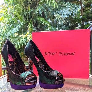 Betsey Johnson Samantaa heels in green US 8